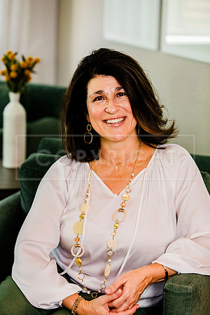 laura.headshots.542